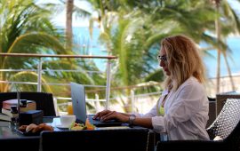 Beach Office: 7 razones para cambiar tu sofá por sol, arena y mar.