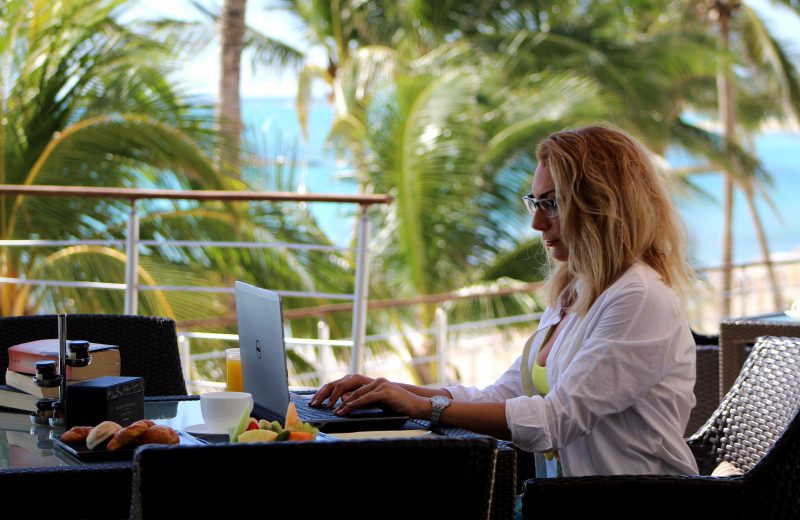Beach Office: 7 razones para cambiar tu sofá por sol, arena y mar.