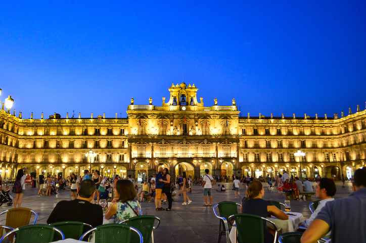Salamanca, la ciudad que te cautiva también de noche