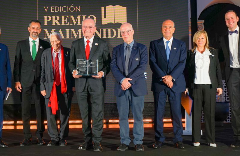 El Alcalde de Málaga, Francisco de la Torre, recibe el premio Maimónides
